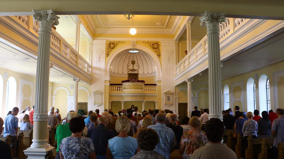 Shromáždění při bohoslužbě v evangelickém kostele v Liptále